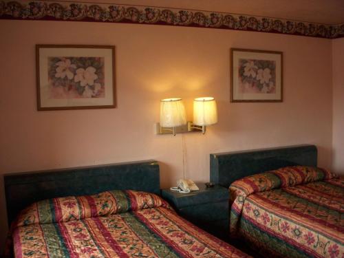 Katil atau katil-katil dalam bilik di Executive Royal Inn Clewiston