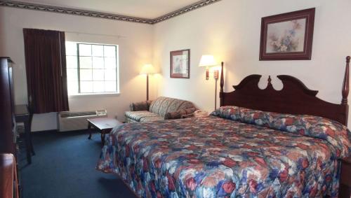 Un pat sau paturi într-o cameră la Magnuson Hotel Cedar Hill