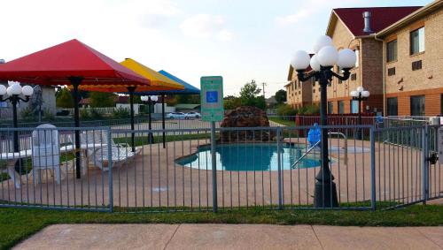 una puerta con piscina frente a un edificio en Magnuson Hotel Cedar Hill, en Cedar Hill