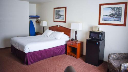 Un pat sau paturi într-o cameră la Magnuson Hotel Country Inn