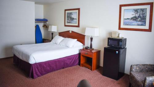 Una cama o camas en una habitación de Magnuson Hotel Country Inn