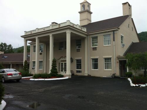 un bâtiment avec une tour d'horloge en haut dans l'établissement New Haven Inn, à New Haven