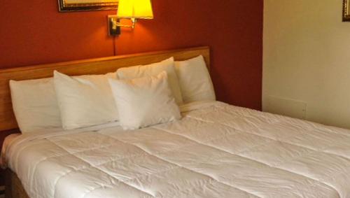 Ένα ή περισσότερα κρεβάτια σε δωμάτιο στο Rodeway Inn