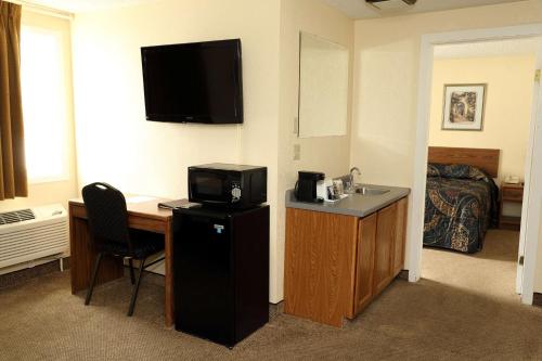 A television and/or entertainment center at Northern Lights Inn Rugby