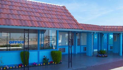 un edificio de oficinas azul con techo rojo en Blue Mist Motel Florence, en Florence