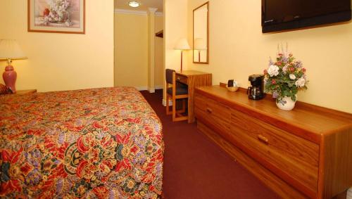 Μια τηλεόραση ή/και κέντρο ψυχαγωγίας στο Magnuson Hotel Blythe
