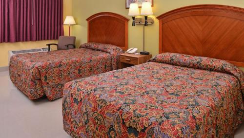 Llit o llits en una habitació de Magnuson Hotel Blythe