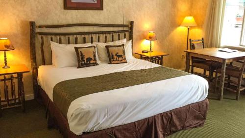 Postel nebo postele na pokoji v ubytování Adirondack Lodge Old Forge