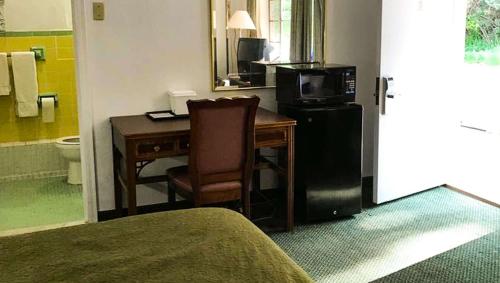 Relax Inn Altoonaにあるテレビまたはエンターテインメントセンター