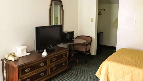Relax Inn Altoonaにあるテレビまたはエンターテインメントセンター