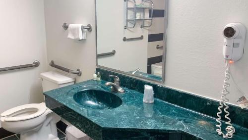 Een badkamer bij Royal Inn Rockville