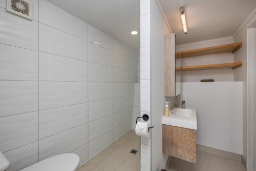 Koupelna v ubytování Tapuaetahi Beachfront Studio - Downstairs Unit