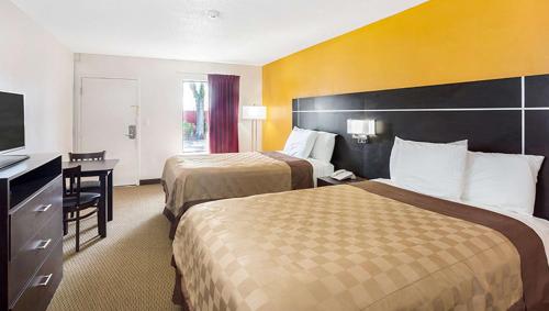 Ένα ή περισσότερα κρεβάτια σε δωμάτιο στο Magnuson Hotel Bradenton