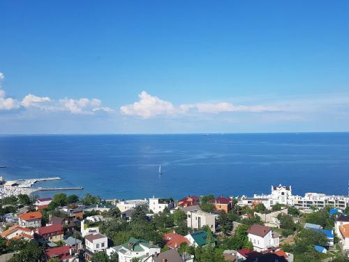 uma vista aérea de uma cidade e do oceano em Sea View Sky 15 Апартаменти в Одесі em Odessa