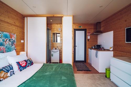 Kuchyň nebo kuchyňský kout v ubytování Calheta Glamping Pods - Nature Retreat