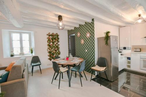 une cuisine et un salon avec une table et des chaises dans l'établissement INSTANT FLEURY: maison de caractère, jardin secret, à Barbizon