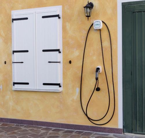 a wall with a white door and a telephone and a window at Torre del Po - locazione breve in Guarda Veneta