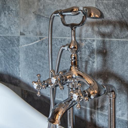 a bronze shower faucet in a bathroom at Hotel het Rietershuijs in Kalenberg