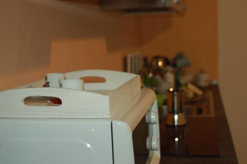 una nevera blanca con una caja encima en A Ca di Piè, en Arcola