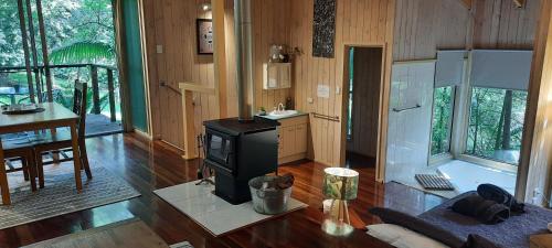 ein Wohnzimmer mit einem Holzofen in einem Haus in der Unterkunft Treetops Montville in Montville