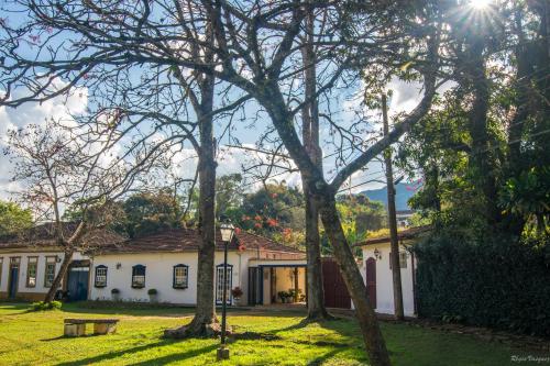 a house with trees in front of it at Casa de Violeta Pousada in Tiradentes