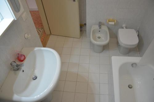 a bathroom with a sink and a toilet and a bidet at Fly me to Venice in Campalto