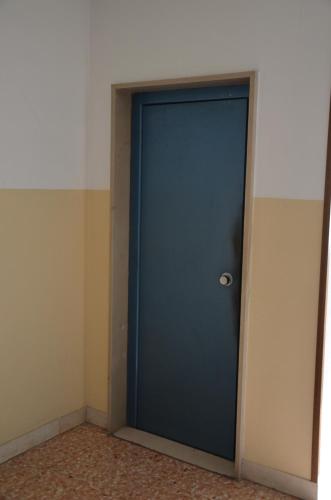 a blue door in the corner of a room at Fly me to Venice in Campalto