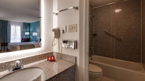 baño con lavabo, aseo y teléfono en SureStay Plus Hotel by Best Western Asheboro en Asheboro