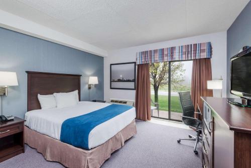Un pat sau paturi într-o cameră la Super 8 by Wyndham Port Elgin