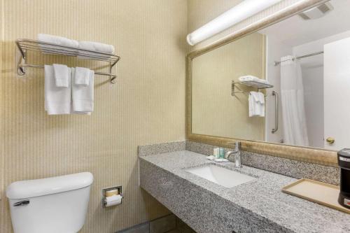 ห้องน้ำของ Quality Inn & Suites Oceanside Near Camp Pendleton