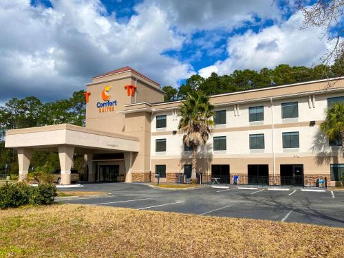 un hotel con un cartel en la parte delantera en Comfort Suites Kings Bay Naval Base Area, en Kingsland