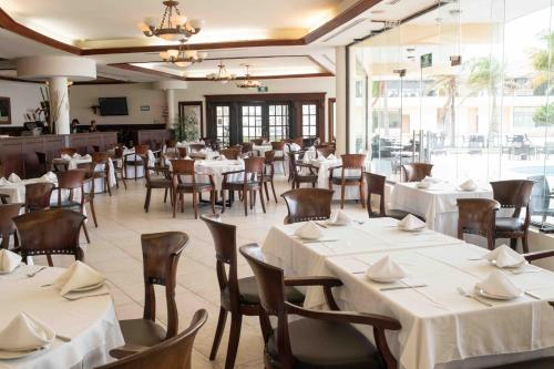 Un restaurante o lugar para comer en el Hotel Arenas del Mar Resort