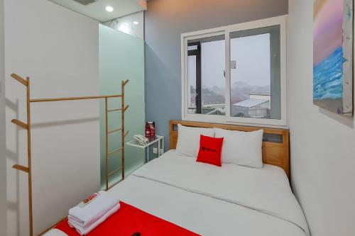 茂物的住宿－RedDoorz Plus @ Batutulis Bogor，一间小卧室,配有床和窗户