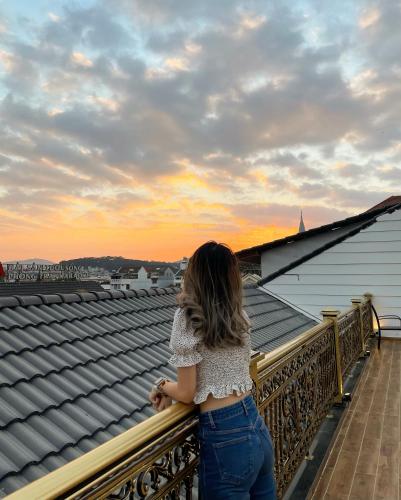 Východ nebo západ slunce při pohledu z aparthotelu nebo okolí