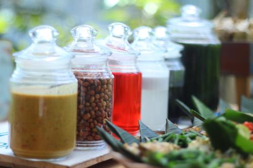 Makanan di atau berdekatan resort