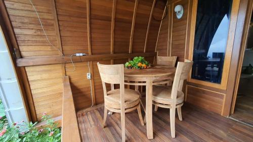 a table and chairs in a tiny house at Villa Lumbung Salak in Bogor