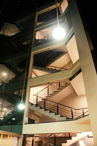 グワーハーティーにあるHOTEL THE KALYANIZの階段中の建物