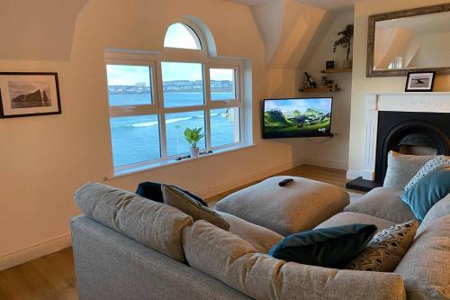 un salon avec un canapé et une télévision dans l'établissement Sound of the Sea - Penthouse in Portrush, à Portrush