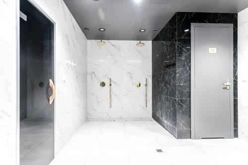 Ванная комната в Mennica Residence Apartments by P&O Serviced Apartments