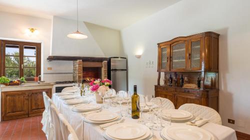 Una cocina o cocineta en Podere Calcheto 14, Emma Villas