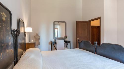 Una cama o camas en una habitación de Podere Calcheto 14, Emma Villas