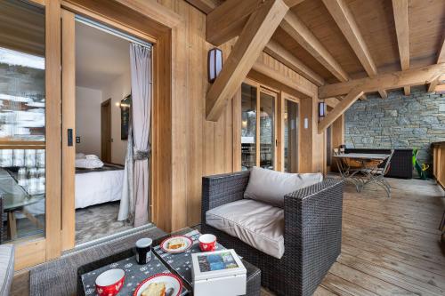 un salon avec un canapé et une table dans l'établissement La Suite Appt 101, à Méribel