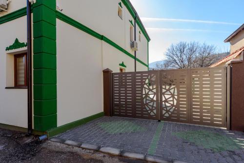 a gate to a house with a fence at Garni Hotel Mala Moskva in Bela Palanka