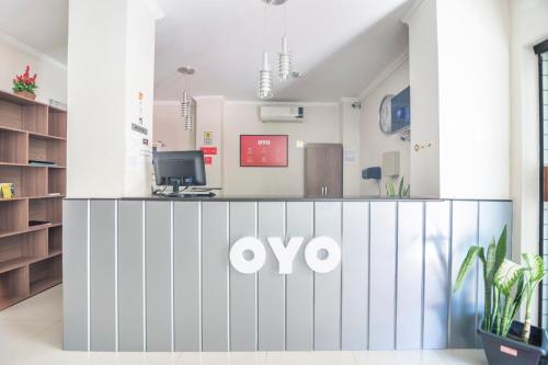 un bureau avec un logo ovo sur un comptoir de réception dans l'établissement OYO Hotel Diamante Negro - Salvador, à Salvador