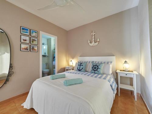 een slaapkamer met een wit bed met 2 kussens erop bij Azur Window in Sitges