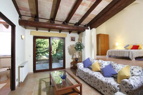 sala de estar con sofá y cama en Villa Llop, en Pollensa