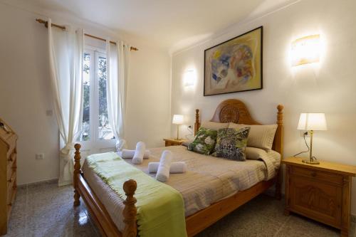 une chambre avec un lit et une fenêtre dans l'établissement Villa Gran Voramar Cala, à Pollença