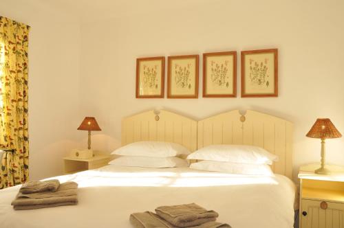 Tempat tidur dalam kamar di De Hoop Collection - Village Cottages