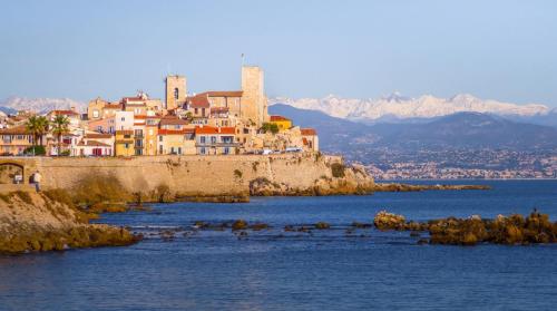 Nice Renting - MASSENA - LOFT - HEART of VIEIL ANTIBES - THE MARKET WITH SEA VIEW photo 37