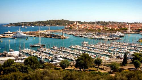 Nice Renting - MASSENA - LOFT - HEART of VIEIL ANTIBES - THE MARKET WITH SEA VIEW photo 45